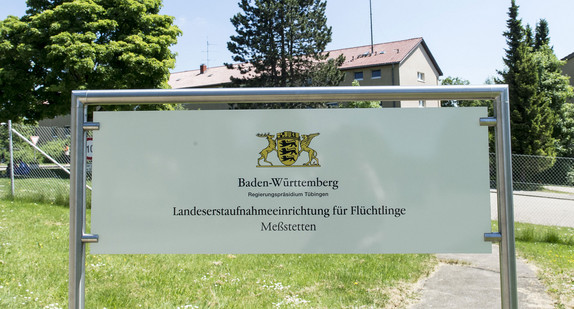 Ein Schild weist in Meßstetten auf die Landeserstaufnahmeeinrichtung für Flüchtlinge hin.