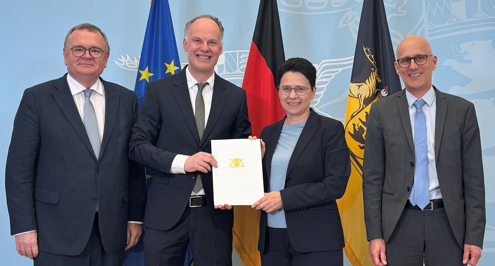 Bildunterschrift (Foto frei verwendbar, v.l.n.r.): Amtschef des Ministeriums der Justiz und für Migration Elmar Steinbacher, Präsident des Landgerichts Stuttgart Till Jakob, Ministerin der Justiz und für Migration Marion Gentges und Vizepräsident des Oberlandesgerichts Stuttgart Christoph Haiß
