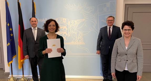 Übergabe der Ernennungsurkunde im Ministerium der Justiz und für Migration, coronabedingt mit Abstand (von links): Bernd Mutschler, Präsident des Landessozialgerichts, Olivia Reissenberger-Safadi, Ministerialdirektor Elmar Steinbacher, Amtschef des Ministeriums der Justiz und für Migration und ständiger Vertreter der Ministerin, Ministerin der Justiz und für Migration Marion Gentges.