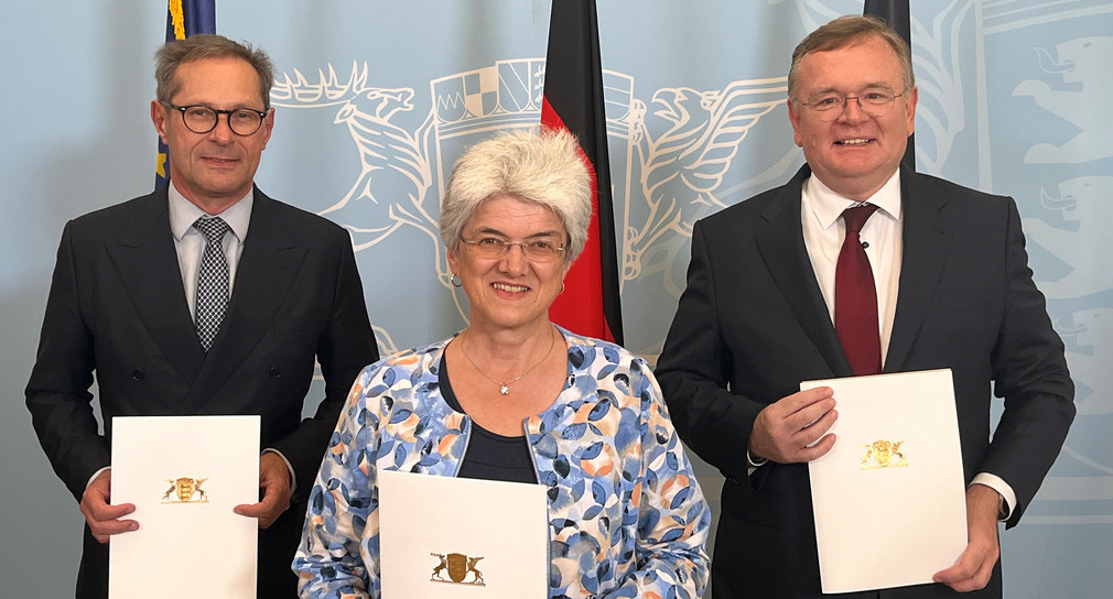 von links nach rechts: Wulf Schindler, Vorsitzender des Landesrichter- und -staatsanwaltsrats, Monika Haas, Vorsitzende des Hauptpersonalrats, und Ministerialdirektor Elmar Steinbacher