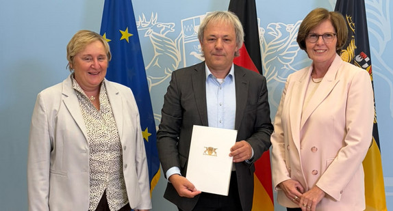Bildunterschrift (Foto frei verwendbar, v.l.n.r.): Präsidentin des Landesarbeitsgerichts Baden-Württemberg Dr. Betina Rieker, Direktor des Arbeitsgerichts Freiburg a.D. Martin Gremmelspacher, Amtschefin des Ministeriums der Justiz und für Migration Gerda Windey 