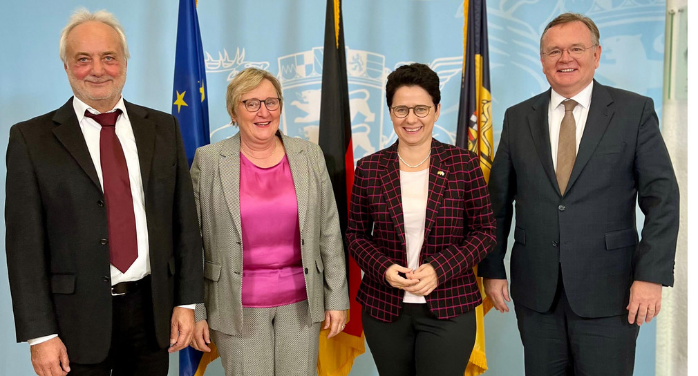 von links nach rechts: Präsident des Arbeitsgerichts Mannheim, Rolf Maier; Präsidentin des Landesarbeitsgerichts Baden-Württemberg, Dr. Betina Rieker; Ministerin der Justiz und für Migration, Marion Gentges und Ministerialdirektor Elmar Steinbacher