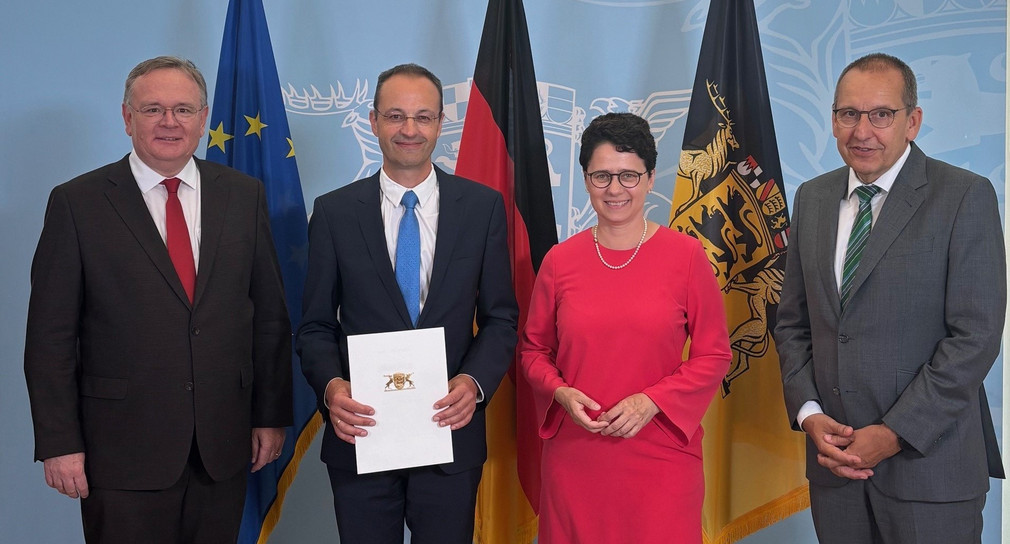 Bildunterschrift (Foto frei verwendbar, v.l.n.r.): Amtschef des Ministeriums der Justiz und für Migration Elmar Steinbacher, Vizepräsident des Oberlandesgerichts Karlsruhe Hermann Spital, Ministerin der Justiz und für Migration Marion Gentges MdL, Präsident des Oberlandesgerichts Karlsruhe Jörg Müller.