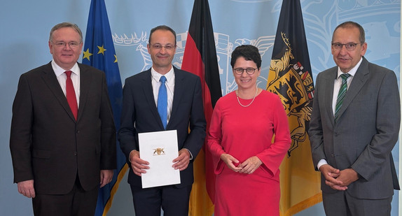 Bildunterschrift (Foto frei verwendbar, v.l.n.r.): Amtschef des Ministeriums der Justiz und für Migration Elmar Steinbacher, Vizepräsident des Oberlandesgerichts Karlsruhe Hermann Spital, Ministerin der Justiz und für Migration Marion Gentges MdL, Präsident des Oberlandesgerichts Karlsruhe Jörg Müller.