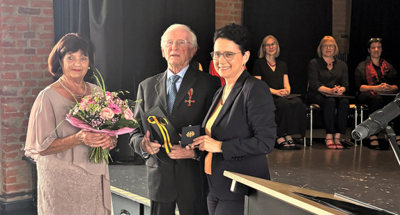 Bildunterschrift (Bildnachweis: Gemeinde Denzlingen, v.l.n.r.): Irene Geuenich, Prof. Dr. Hans-Dieter Geuenich, Ministerin der Justiz und für Migration Marion Gentges MdL.