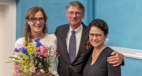Bildunterschrift (Foto frei verwendbar, v.l.n.r.): Dr. Susanne Beyersdorf, Prof. Dr. Karl Friedhelm Beyersdorf, Ministerin der Justiz und für Migration Marion Gentges MdL.
