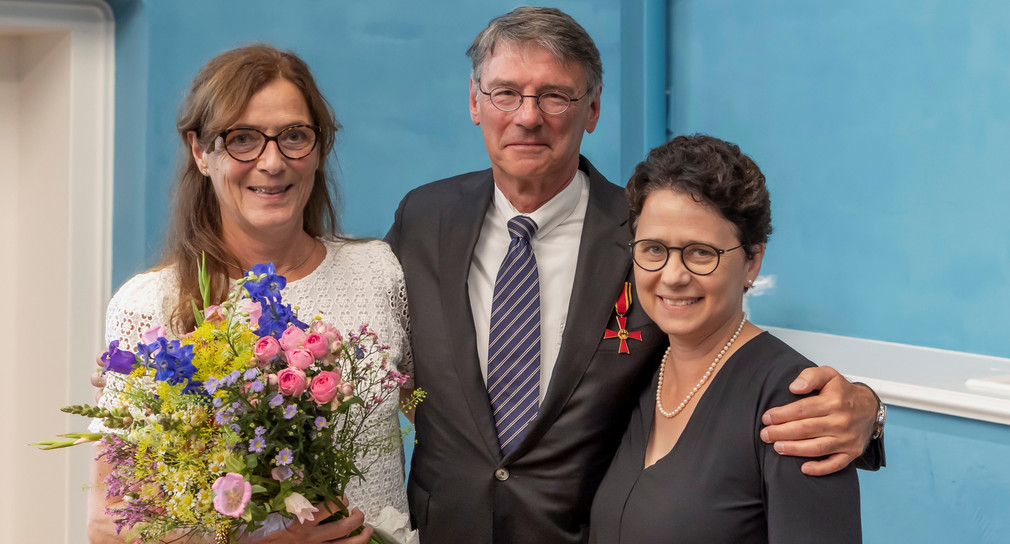 Bildunterschrift (Foto frei verwendbar, v.l.n.r.): Dr. Susanne Beyersdorf, Prof. Dr. Karl Friedhelm Beyersdorf, Ministerin der Justiz und für Migration Marion Gentges MdL.