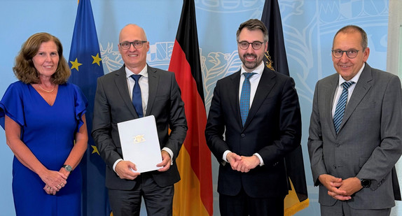 Bildunterschrift (v.l.n.r.): Ministerialdirektorin Gerda Windey, Präsident des Landgerichts Baden-Baden a.D. Dr. Frank Konrad Brede, Minister der Justiz und für Migration Moritz Oppelt, Präsident des Oberlandesgerichts Karlsruhe Jörg Müller.