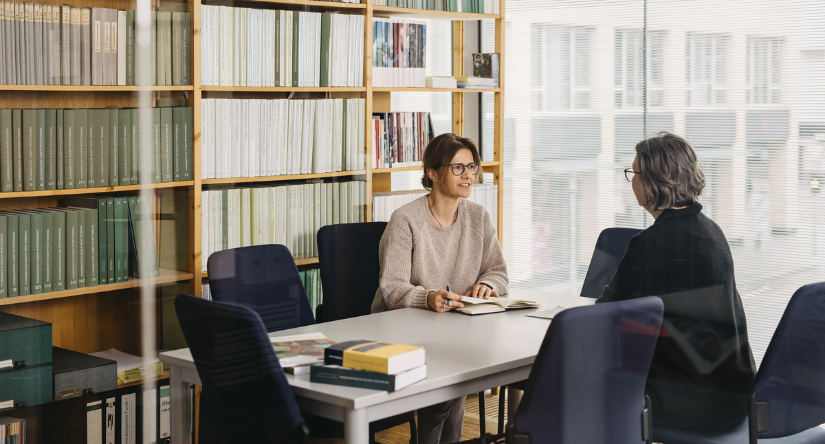 Eine Mitarbeiterin führt ein Gespräch