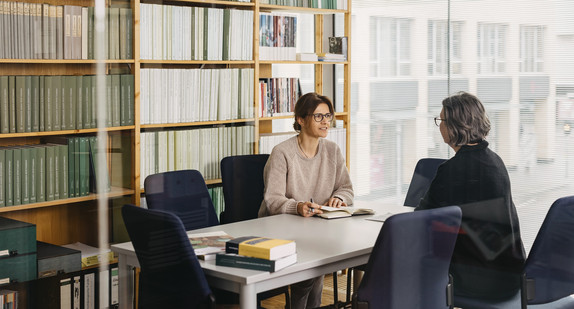 Eine Mitarbeiterin führt ein Gespräch