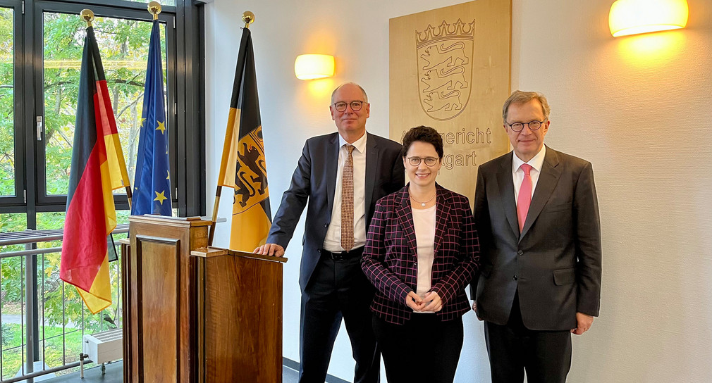 Vizepräsident des Amtsgerichts Stuttgart Andreas Arndt, Ministerin der Justiz und für Migration Marion Gentges und Präsident des Amtsgericht Stuttgart Hans-Peter Rumler bei der Feier des 40. Jubiläums des automatisiertes Mahnverfahren in Baden-Württemberg. 