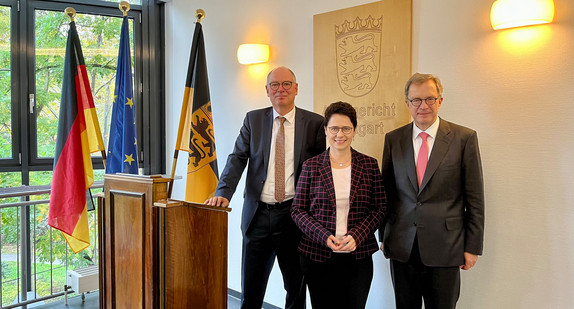 Vizepräsident des Amtsgerichts Stuttgart Andreas Arndt, Ministerin der Justiz und für Migration Marion Gentges und Präsident des Amtsgericht Stuttgart Hans-Peter Rumler bei der Feier des 40. Jubiläums des automatisiertes Mahnverfahren in Baden-Württemberg. 