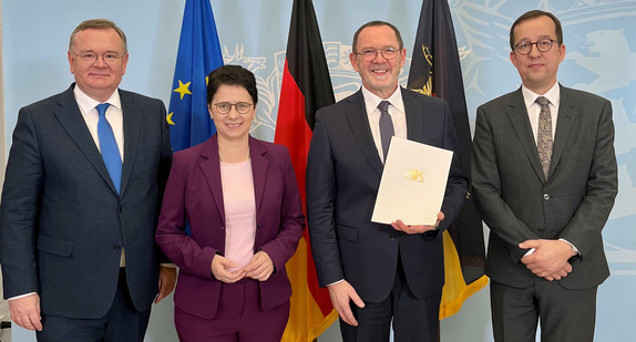 (Foto frei verwendbar, v.l.n.r.): Elmar Steinbacher, Ministerialdirektor, Marion Gentges MdL, Ministerin der Justiz und für Migration, Martin Renninger, Leitender Oberstaatsanwalt bei der Staatsanwaltschaft Karlsruhe – Zweigstelle Pforzheim, Wolfgang Hilkert, Leitender Oberstaatsanwalt der Generalstaatsanwaltschaft Karlsruhe