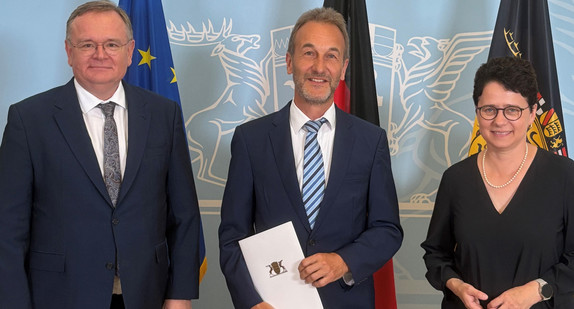 Ministerin der Justiz und für Migration Marion Gentges überreichte zusammen mit Amtschef Elmar Steinbacher dem Leitenden Oberstaatsanwalt der Ulmer Staatsanwaltschaft, Christof Lehr, seine Ruhestandsurkunde.