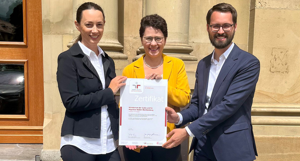Von links nach rechts: Abteilungsleiterin Dr. Beate Linkenheil, Ministerin der Justiz und für Migration Marion Gentges und der zuständige Referent Dr. Matthias Adams