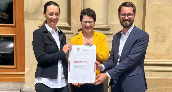 Von links nach rechts: Abteilungsleiterin Dr. Beate Linkenheil, Ministerin der Justiz und für Migration Marion Gentges und der zuständige Referent Dr. Matthias Adams