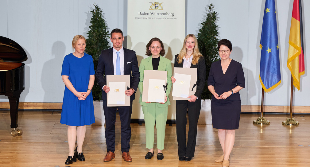 von links nach rechts: Sintje Leßner, Dr. Samuel Strauß, Julia Fluhr, Chantal Nastl und Ministerin der Justiz und für Migration Marion Gentges