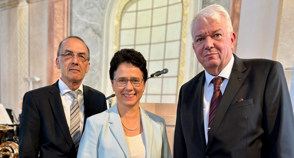 Bildunterschrift (Bild zu freien Verwendung v.l.n.r.): Generalstaatsanwalt Peter Häberle a.D., Ministerin der Justiz und für Migration Marion Gentges, Generalstaatsanwalt Jürgen Gremmelmaier