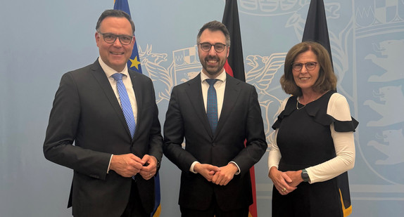 Bildunterschrift (Foto frei verwendbar, v.l.n.r.): Staatssekretär im Ministerium der Justiz und für Migration Siegfried Lorek, Minister der Justiz und für Migration Moritz Oppelt, Ministerialdirektorin Gerda Windey