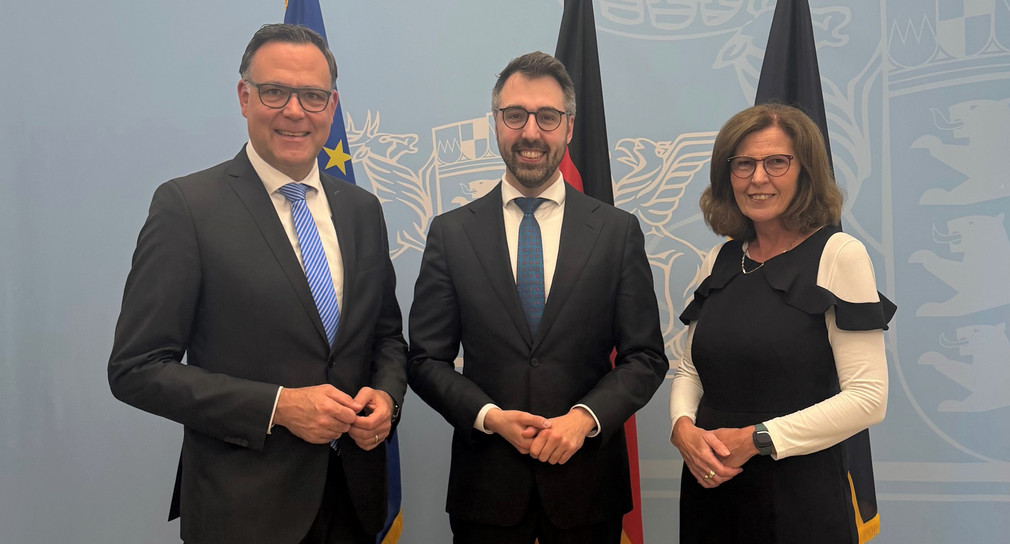 Bildunterschrift (Foto frei verwendbar, v.l.n.r.): Staatssekretär im Ministerium der Justiz und für Migration Siegfried Lorek, Minister der Justiz und für Migration Moritz Oppelt, Ministerialdirektorin Gerda Windey