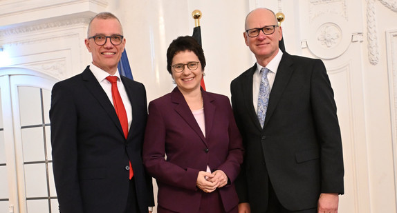 von links nach rechts: Generalstaatsanwalt Frank Rebmann, Ministerin Marion Gentges und Generalstaatsanwalt a. D. Achim Brauneisen