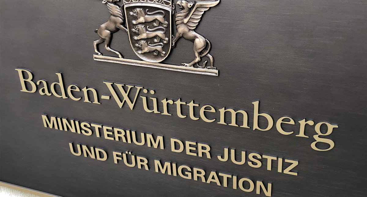 Amtsschild des Ministeriums der Justiz und für Migration