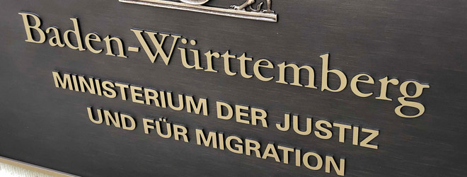 Amtsschild des Ministeriums der Justiz und für Migration