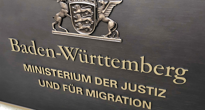 Amtsschild des Ministeriums der Justiz und f&uuml;r Migration