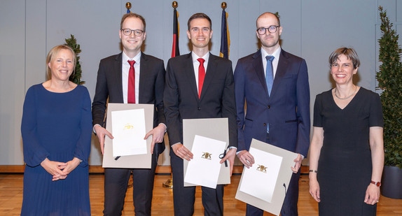 Bildunterschrift (Foto frei verwendbar, v.l.n.r.): Präsidentin des Landesjustizprüfungsamts Sintje Leßner, Lukas Wörner, Dr. Fabian Haller, Paul Schwarz, stellvertretende Leiterin des Landesjustizprüfungsamtes Dr. Cornelia Iffland.