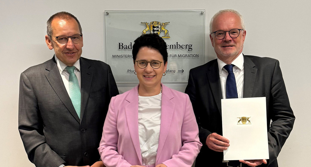 Präsident des Oberlandesgerichts Karlsruhe Jörg Müller (links), Ministerin der Justiz und für Migration Marion Gentges (rechts) und Präsident des Landgerichts Heidelberg außer Dienst Helmut Perron (rechts)