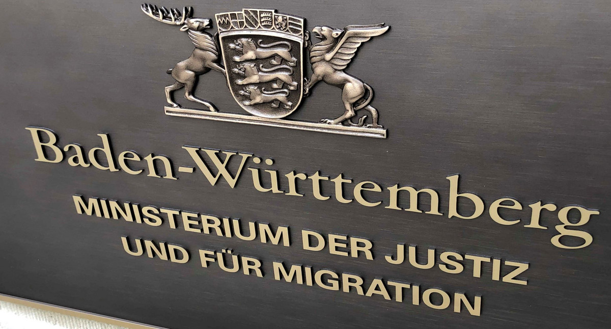 Das Bild zeigt ein Schild mit der Aufschrift "Ministerium der Justiz und für Migration"