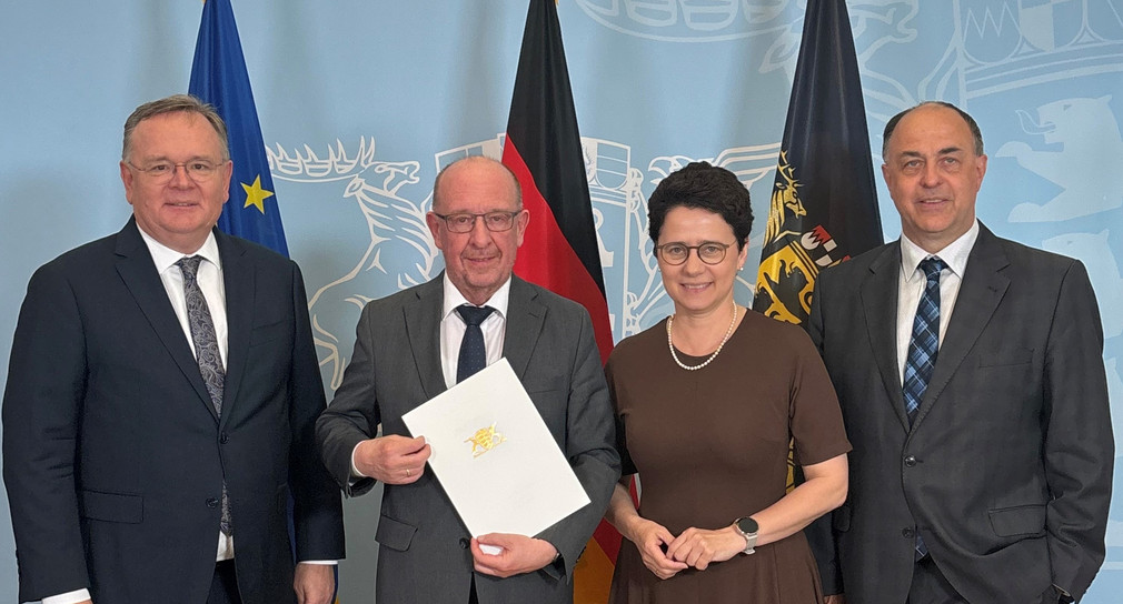 Auf dem Bild sind die Teilnehmer des Urkundentermins zu sehen: Amtschef des Ministeriums der Justiz und für Migration Elmar Steinbacher, Präsident des Sozialgerichts Mannheim Jörg Herth a.D., Ministerin der Justiz und für Migration Marion Gentges MdL, Präsident des Landessozialgerichts Bernd Mutschler