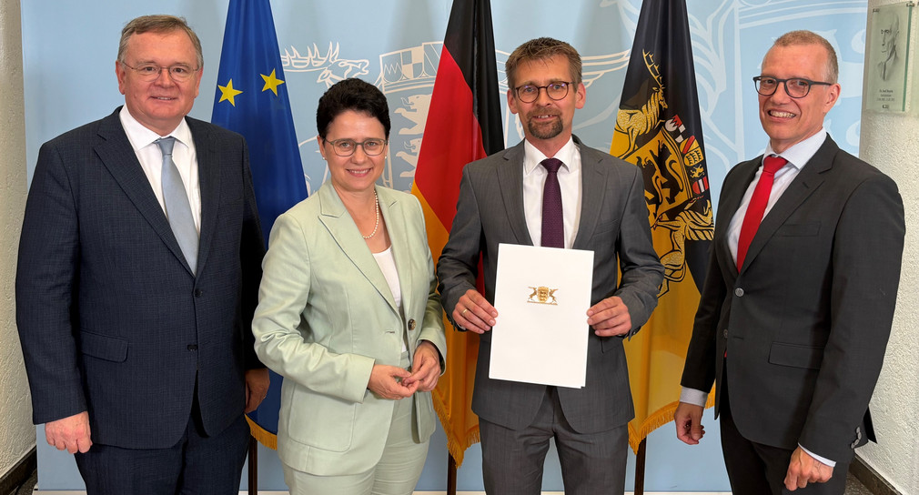 Bildunterschrift v.l.n.r.: Amtschef des Ministeriums der Justiz und für Migration Elmar Steinbacher, Ministerin der Justiz und für Migration Marion Gentges MdL, Leitender Oberstaatsanwalt Jens Altemeier, Generalstaatsanwalt Frank Rebmann.