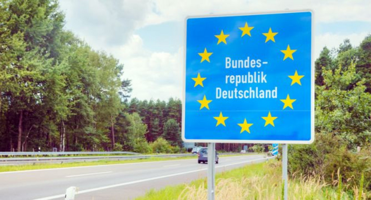 Das Bild zeigt ein Grenzschild der Bundesrepublik Deutschland am Straßenrand