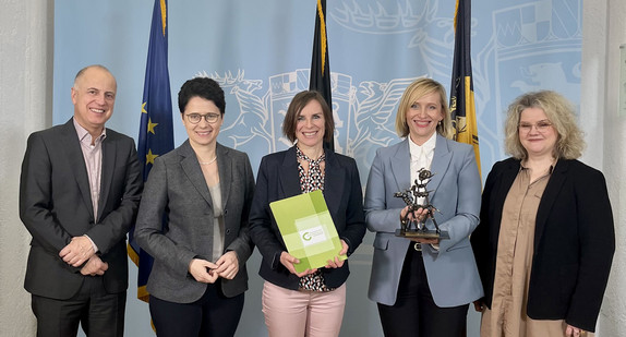 von links nach rechts: Ministerialdirigent Martin Finkh, Justizministerin Marion Gentges, Oberpsychologierätin Nadine Schweizer, Oberpsychologierätin Betina Schilling und Dr. Maja Meischner-Al-Mousawi