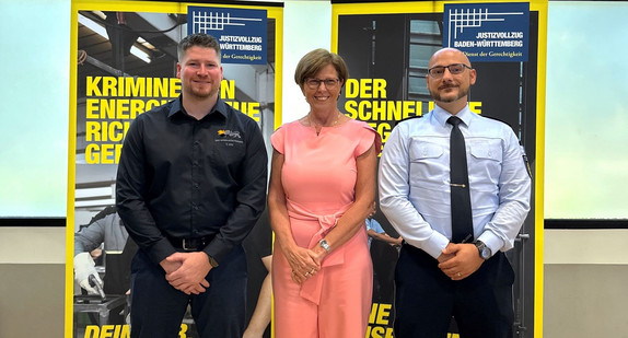 Bildunterschrift (Foto frei verwendbar, v.l.n.r.): Thomas Uhl von der Justizvollzugsanstalt Ravensburg, Amtschefin des Ministeriums der Justiz und für Migration Gerda Windey, Kevin Brennecke von der Justizvollzugsanstalt Heimsheim 
