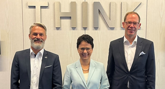 Bildunterschrift (Bild zu freien Verwendung v.l.n.r.): Geschäftsführer, IBM Deutschland Research & Development GmbH - David Faller, Ministerin der Justiz und für Migration Baden-Württemberg - Marion Gentges MdL, VP & Leiter Ge-schäftsbereich Öffentlicher Auftraggeber, IBM Deutschland GmbH - Florian Bre-ger.