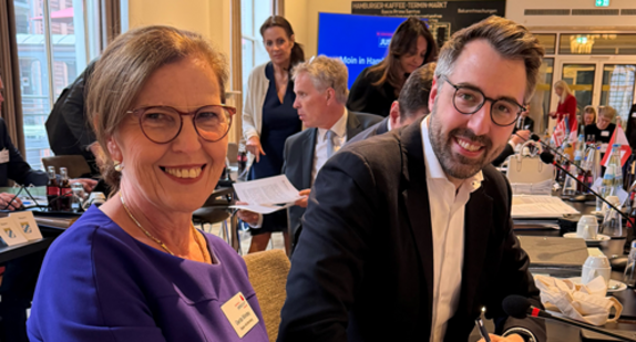 Ministerialdirektorin Gerda Windey und Minister der Justiz und für Migration Moritz Oppelt auf der Justizministerkonferenz in Hamburg vom 10. bis 12. Juni 2026