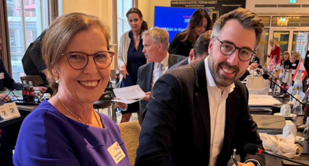 Ministerialdirektorin Gerda Windey und Minister der Justiz und für Migration Moritz Oppelt auf der Justizministerkonferenz in Hamburg vom 10. bis 12. Juni 2026
