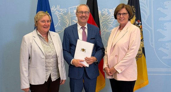 Bildunterschrift (Foto frei verwendbar, v.l.n.r.): Präsidentin des Landesarbeitsgerichts Baden-Württemberg Dr. Betina Rieker, Direktor des Arbeitsgerichts Heilbronn a.D. Dr. Carsten Witt, Amtschefin des Ministeriums der Justiz und für Migration Gerda Windey 