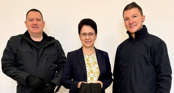 (v.l.n.r.): Thorsten Klay, Stellvertretender Landesvorsitzender und Geschäftsführer der Deutschen Justiz-Gewerkschaft Baden-Württemberg (DJG-BW), Ministerin der Justiz und für Migration Marion Gentges MdL, Adrian Peschla, Stv. Vorsitzender des Deutschen Gerichtsvollzieher Bunds (DGVB) Baden-Württemberg mit Gegenständen der Schutzausrüstung. 