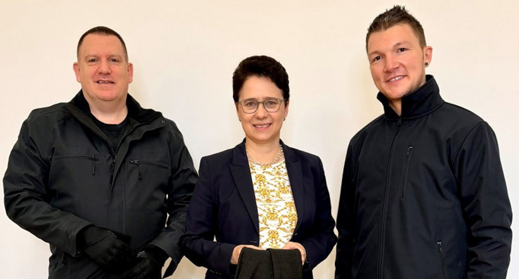 (v.l.n.r.): Thorsten Klay, Stellvertretender Landesvorsitzender und Geschäftsführer der Deutschen Justiz-Gewerkschaft Baden-Württemberg (DJG-BW), Ministerin der Justiz und für Migration Marion Gentges MdL, Adrian Peschla, Stv. Vorsitzender des Deutschen Gerichtsvollzieher Bunds (DGVB) Baden-Württemberg mit Gegenständen der Schutzausrüstung. 