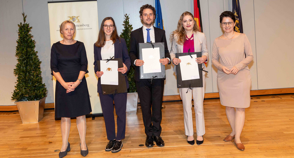 von links nach rechts: Präsidentin des Landesjustizprüfungsamts, Sintje Leßner, die Absolventinnen und Absolventen Melissa-Marie Rebmann, Maximilian Kellner und Julia Hellmann sowie Justizministerin Marion Gentges
