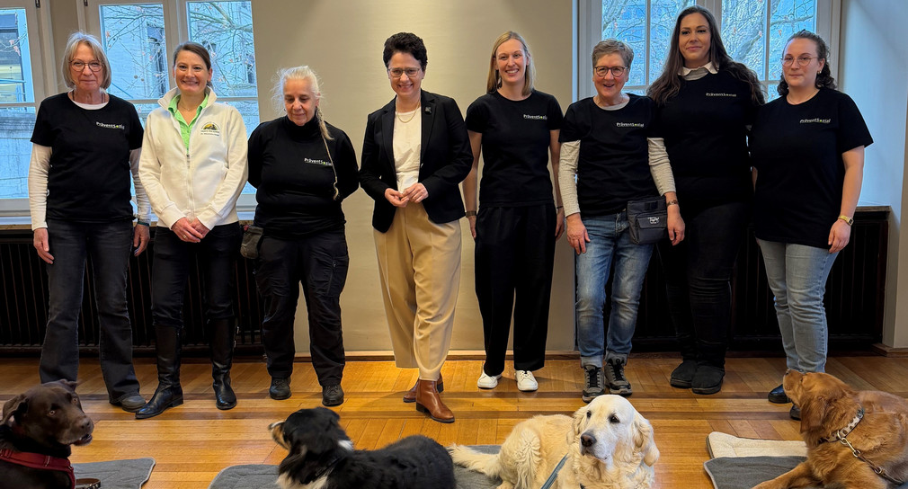 Justizministerin Marion Gentges (Vierte von links) mit dem Team des Pilotprojekts „Qualifizierungsprogramm für Vernehmungsbegleithundeteams“