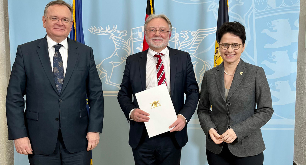 Übergabe der Ruhestandsurkunde an den Leitenden Oberstaatsanwalt der Staatsanwaltschaft Freiburg Dieter Inhofer im Ministerium der Justiz und für Migration.