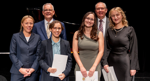 von links nach rechts: Präsidentin des Prüfungsamtes des Ministeriums der Justiz und für Migration Sintje Leßner, Rektor der Hochschule für Rechtspflege Schwetzingen Frank Haarer, Absolventin Greta Maria Pauls, Absolventin Lena Dreher, Prorektor Rainer Hock, Absolventin Annike Greta Schildhauer. 