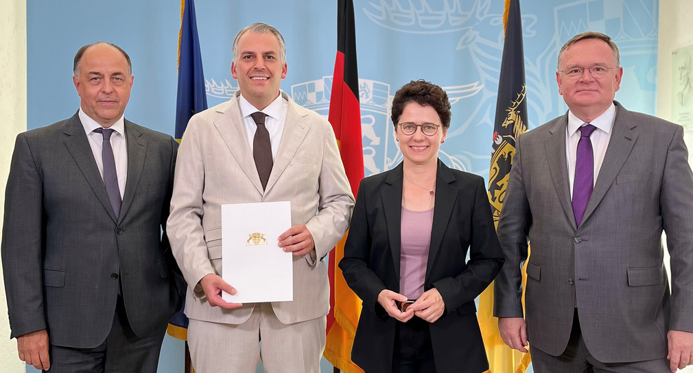 von links nach rechts: Präsident des Landessozialgerichts Bernd Mutschler, Präsident des Sozialgerichts Freiburg Alexander Angermaier, Justizministerin Migration Marion Gentges und Ministerialdirektor Elmar Steinbacher