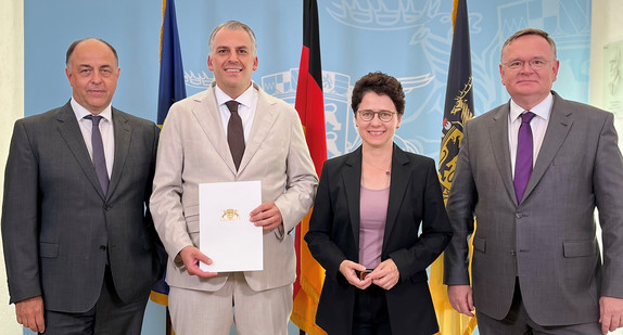 von links nach rechts: Präsident des Landessozialgerichts Bernd Mutschler, Präsident des Sozialgerichts Freiburg Alexander Angermaier, Justizministerin Migration Marion Gentges und Ministerialdirektor Elmar Steinbacher