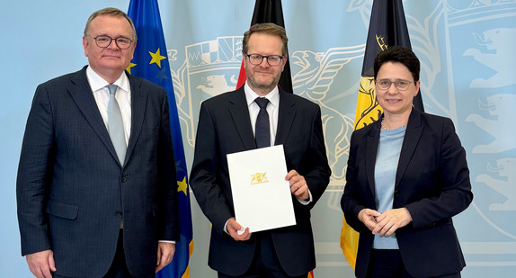 Bildunterschrift (Foto frei verwendbar, v.l.n.r.): Amtschef des Ministeriums der Justiz und für Migration Elmar Steinbacher, Leitender Oberstaatsanwalt der Staatsanwaltschaft Mosbach Holger Schmitt, Ministerin der Justiz und für Migration Marion Gentges 