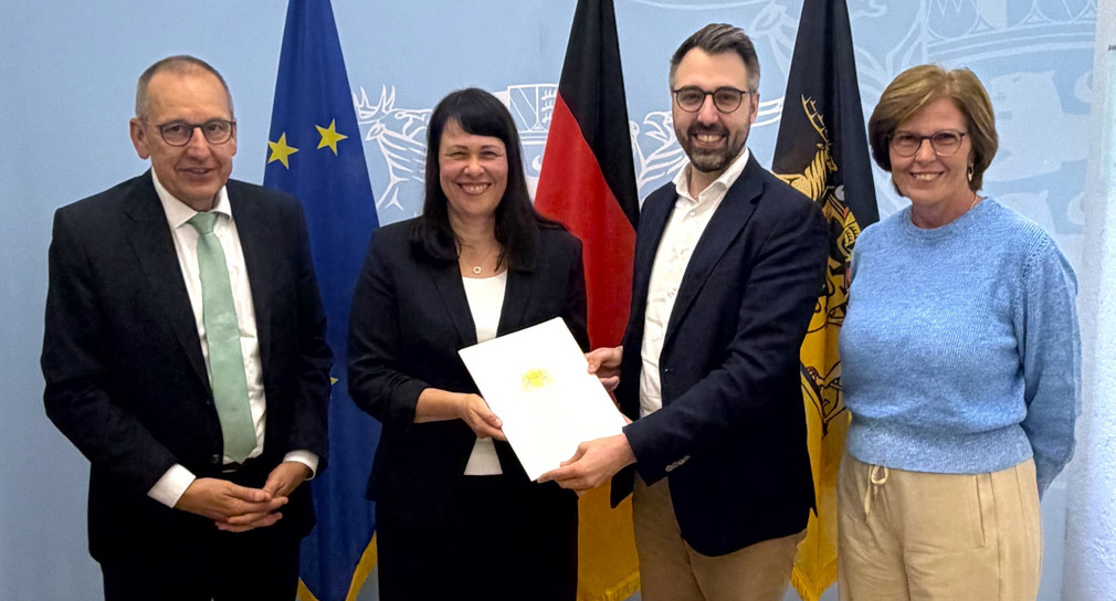 Bildunterschrift (v.l.n.r.): Präsident des Oberlandesgerichts Karlsruhe Jörg Müller, Präsidentin des Landgerichts Baden-Baden Nicole Helms, Minister der Justiz und für Migration Moritz Oppelt, Amtschefin des Ministeriums der Justiz und für Migration Gerda Windey.